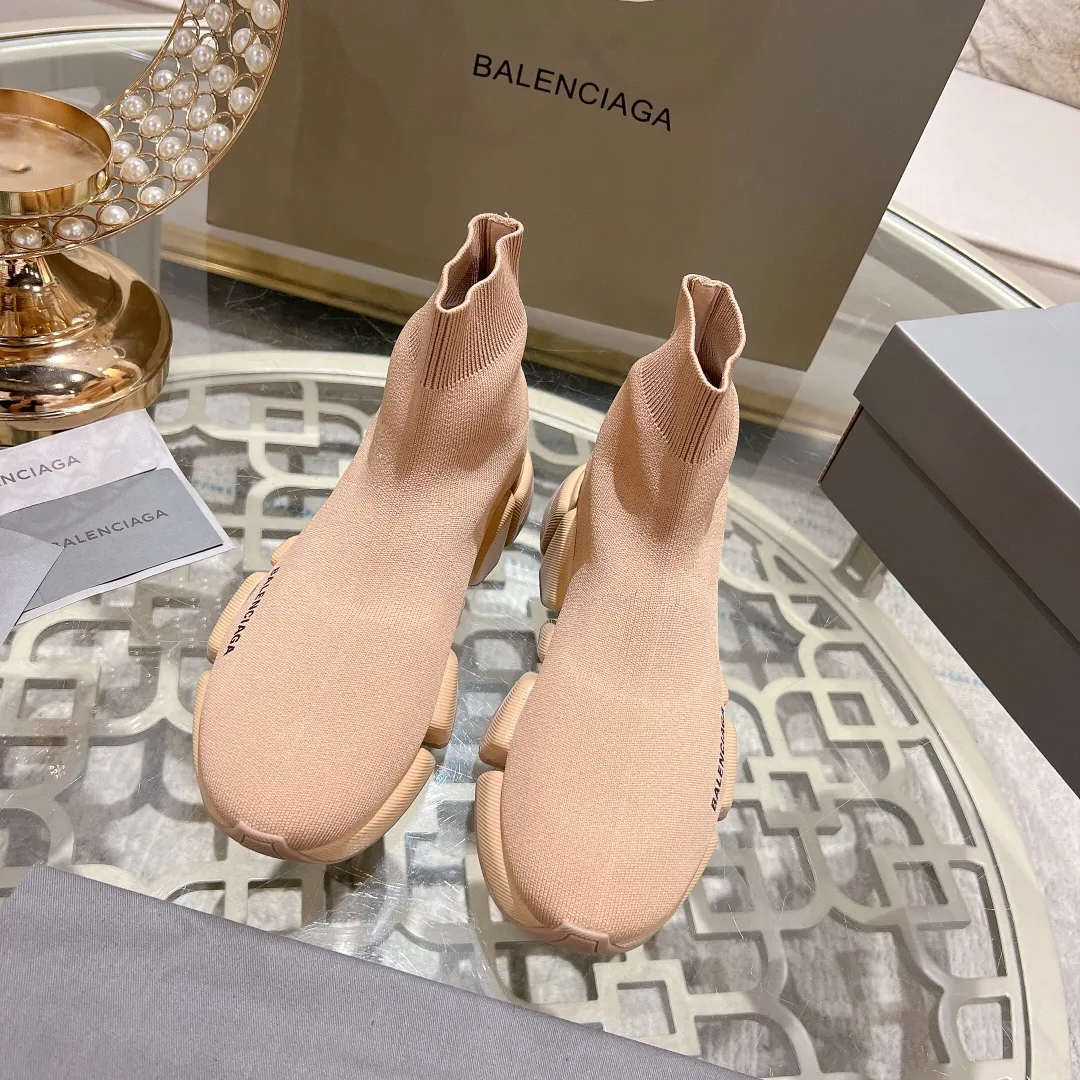 👟👟Ex-factory price 520👟👟 【Balencia**】The latest ✅SPEED2.0 multi-compression molded combination outsole from Paris* ✅ ⚠️Balencia’s top couple socks and shoes❗️ 🌟Original purchase and development! The top version on the market, with upgraded quality, every detail including packaging is compared to ZP! Newly upgraded TPU vacuum molded combination outsole! More comfortable and easy to wear! 3D knitted fabric is breathable and does not deform! The logo is the same as the original one, please distinguish it from the market currency! ⚠️Balenciaga’s latest packaging! 🔸Couple size SIZE: 35-42 (can be customized from 41)